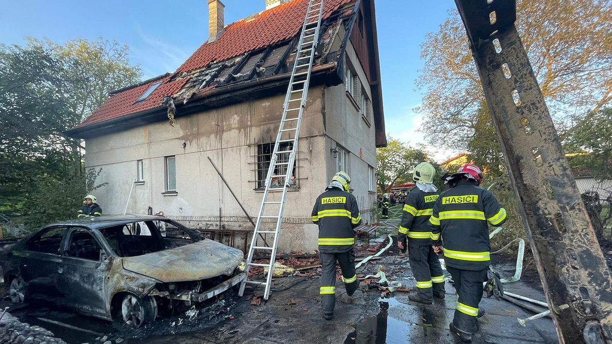 Nejdřív hořela jen kůlna, požár v obci u Prahy se ale rozšířil na dům i garáž